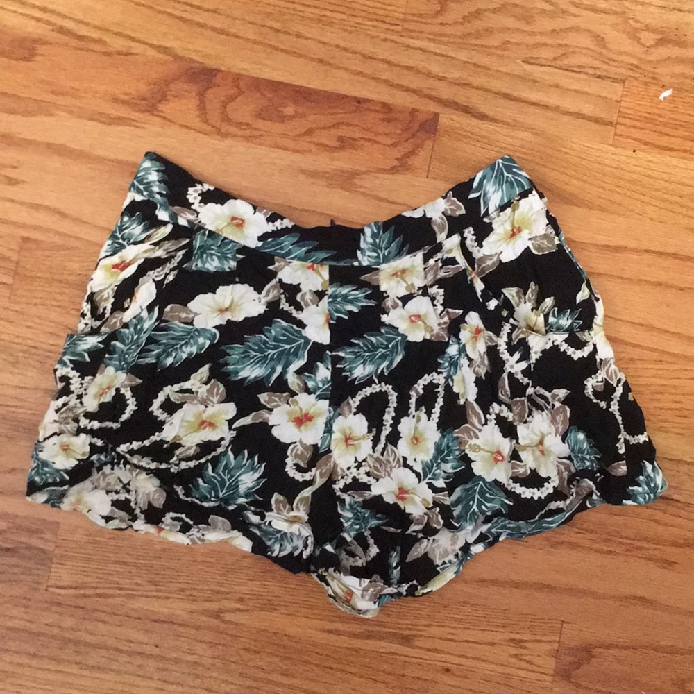 En Creme Hawaiian Print Pleated Shorts